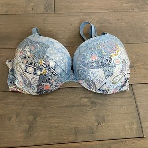 Victoria’s Secret Very Sexy Blue Paisley Push-Up Bra size 32D